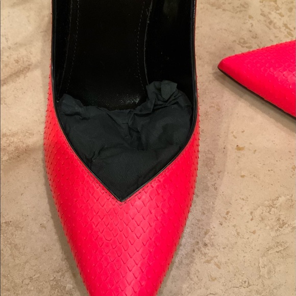 SAINT LAURENT ZOE FLUORESCENT PINK PUMPS
WITH BLACK PATENT STRAP NEVER WORN - Picture 5 of 6